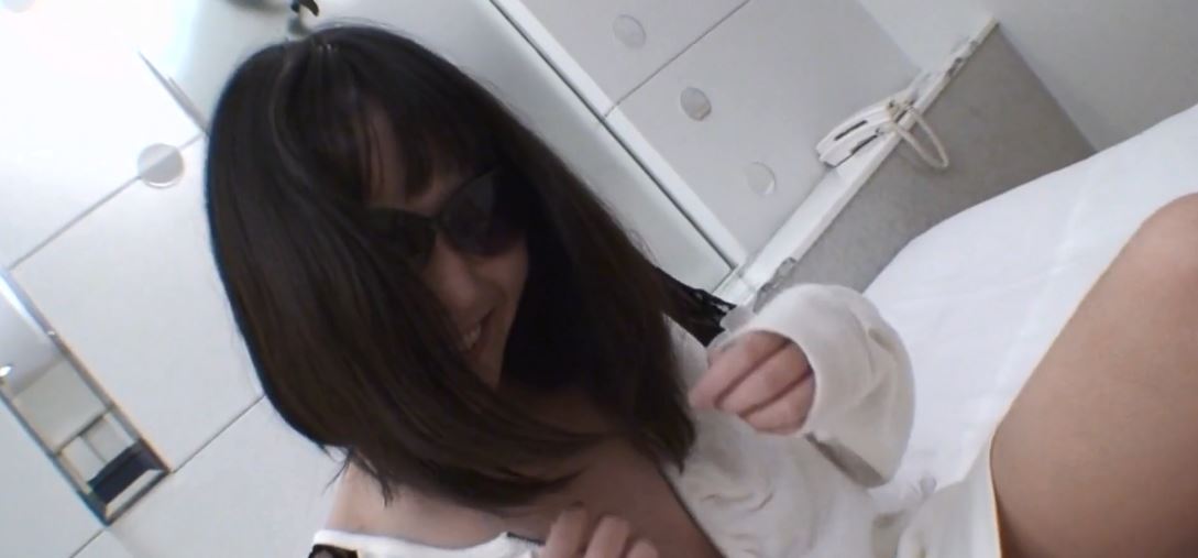 Shizuku Murasaki ngentot dengan pakai kacamata hitam dengan kontol kecil berkondom